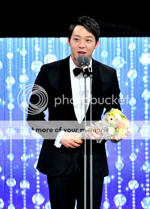 [30.12.12][Pics] Yoochun - MBC Drama Awards  201212310939551210_1_zpsaea2aed4